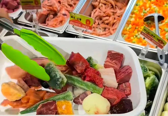 狗麻辣烫25一斤全是真肉上海狗有福了！AG真人旗舰厅登录破防了！上海惊现狗(图3)